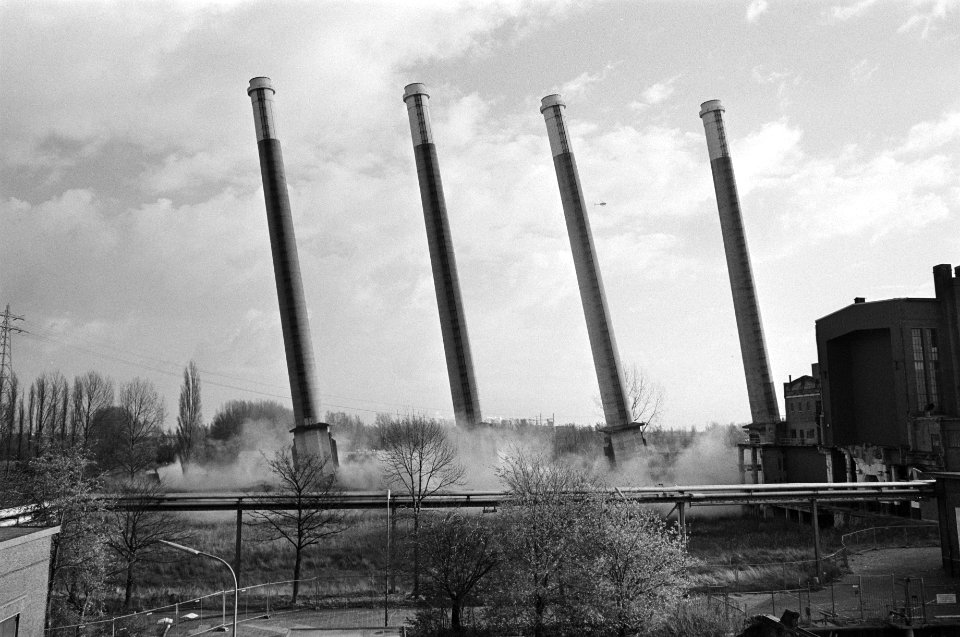 In Dordrecht zijn vier 94 meter hoge schoorstenen van de oude Dordtse elektricit, Bestanddeelnr 933-1606