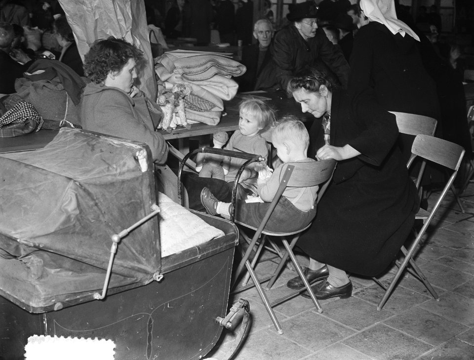 In Rotterdam in de Ahoy-hal arriveren de evacués bij honderden. Van Goeree kwame, Bestanddeelnr 905-5244