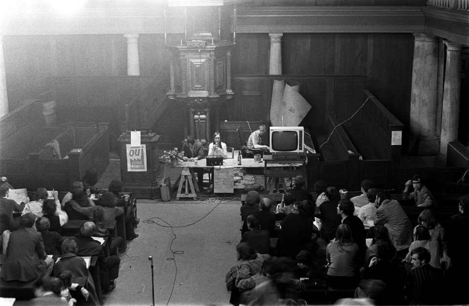 In de hal van het Maagdenhuis treft men voorbereidingen voor de nacht aula, Bestanddeelnr 922-4221