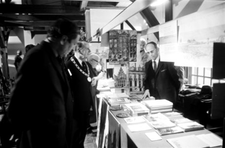 In functie van erevoorzitter Nationaal Comité Monumentenjaar 1975 overhandigde P, Bestanddeelnr 927-6524