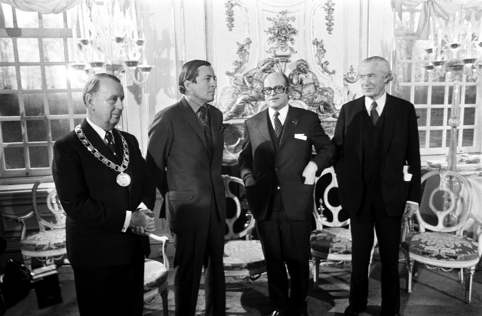 In functie van erevoorzitter Nationaal Comité Monumentenjaar 1975 overhandigde P, Bestanddeelnr 927-6522