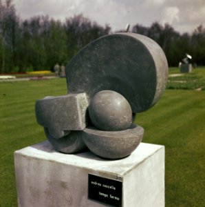 In steen uitgevoerd figuur van de beeldhouwster Andrea Cascella Tempo Fermo n, Bestanddeelnr 254-7162