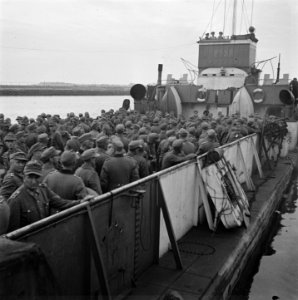 In Den Helder worden de ontwapende Duitse soldaten in LCT boten ingescheept voor, Bestanddeelnr 900-3313