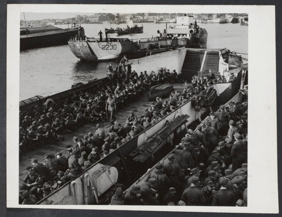 In Den Helder worden de ontwapende Duitse soldaten in landingsvaartuigen ingesc…, Bestanddeelnr 29052 024