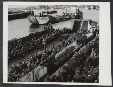In Den Helder worden de ontwapende Duitse soldaten in landingsvaartuigen ingesc…, Bestanddeelnr 29052 024
