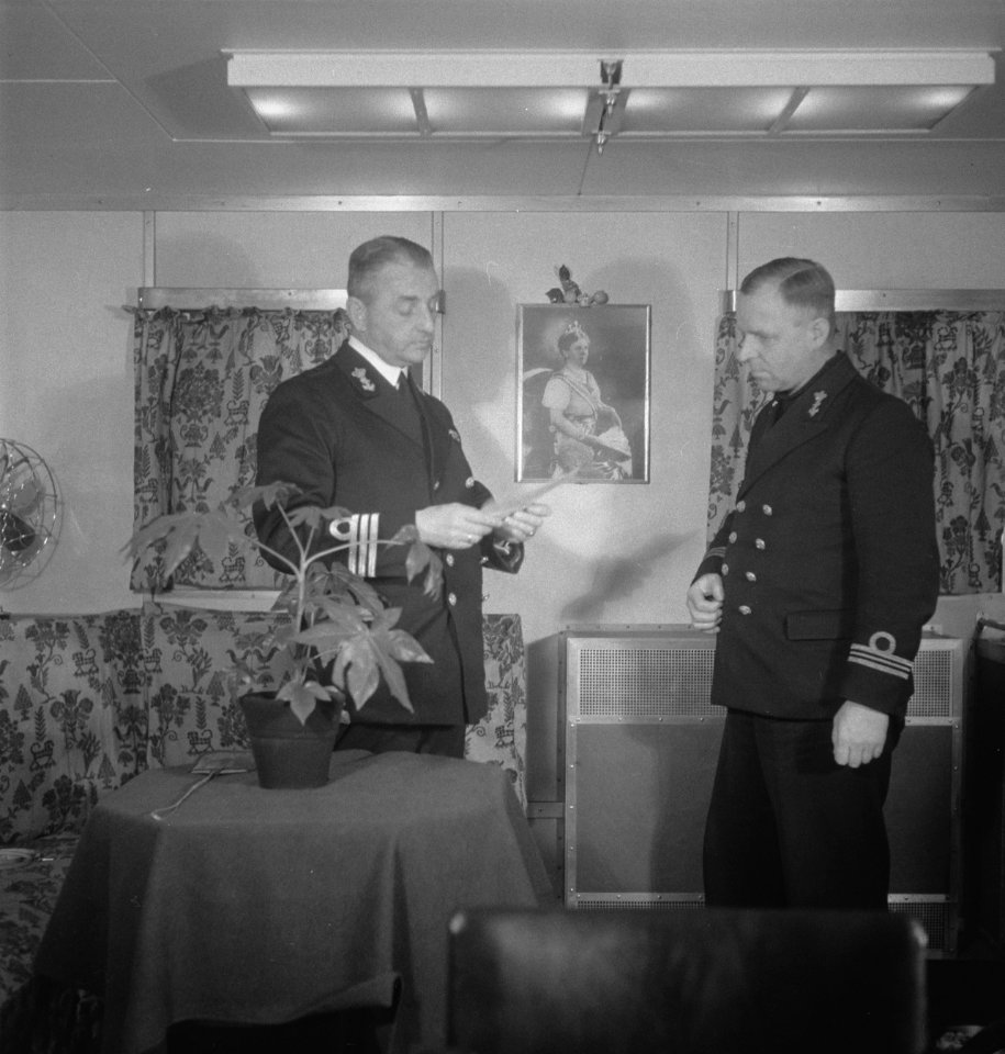 In de kapiteinskajuit van Hr. Ms. Jacob van Heemskerck. Commandant jhr. E.J.…, Bestanddeelnr 934-9972