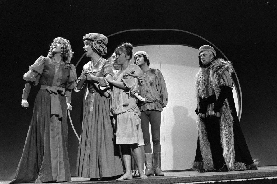 In Rondje theater van KRO-TV Jasperina de Jong en Lex Goudsmit in musical De, Bestanddeelnr 928-2664