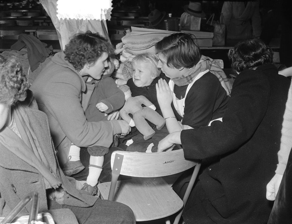 In Rotterdam in de Ahoy-hal arriveren de evacués bij honderden. Van Goeree kwame, Bestanddeelnr 905-5250
