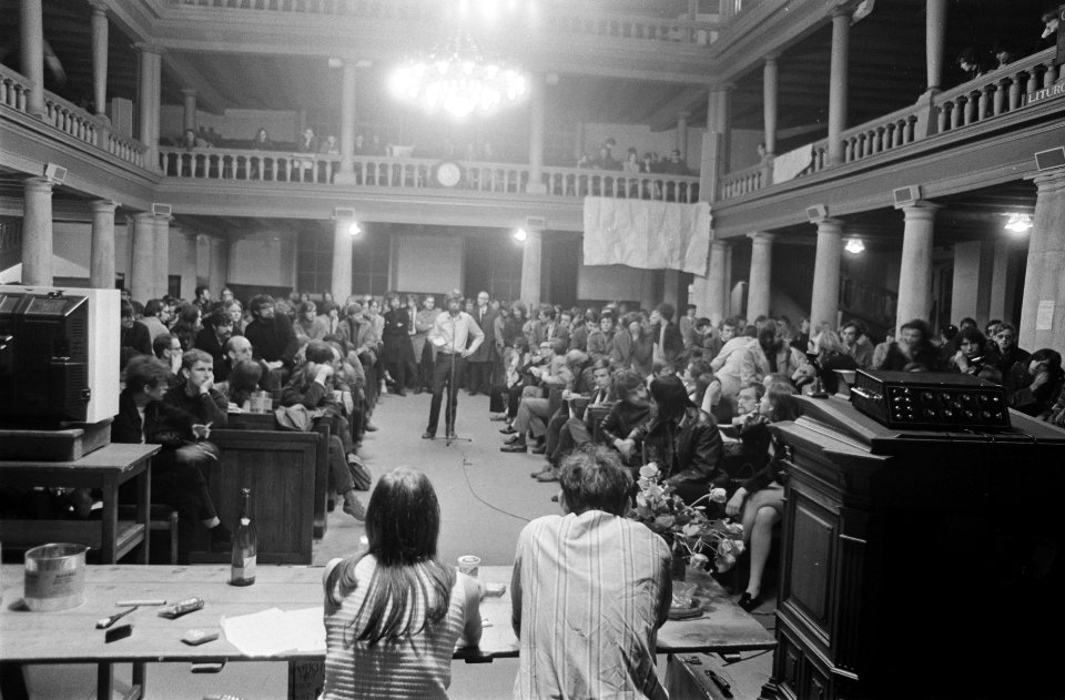 In de hal van het Maagdenhuis treft men voorbereidingen voor de nacht aula, Bestanddeelnr 922-4226