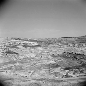 In de woestijn van Judea Ommuurde stad aan horizon, mogelijk Jeruzalem, Bestanddeelnr 255-5396