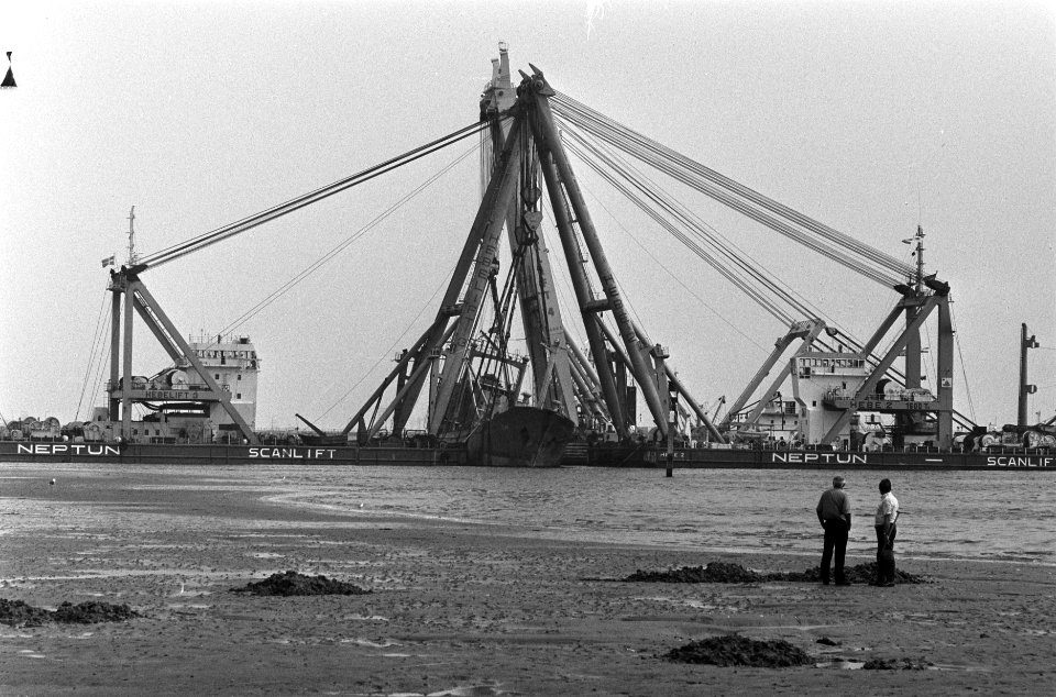 In Rotterdam is de gelichtte kustvaarder Olaf afgemeerd, Bestanddeelnr 933-7285