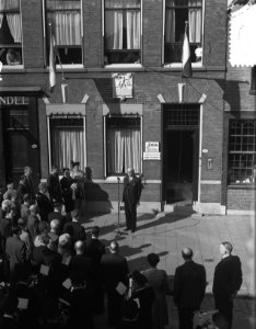 In Schiedam aan de gevel van het pand Lange Kerkstraat 36, het huis waar Jan van, Bestanddeelnr 905-2758
