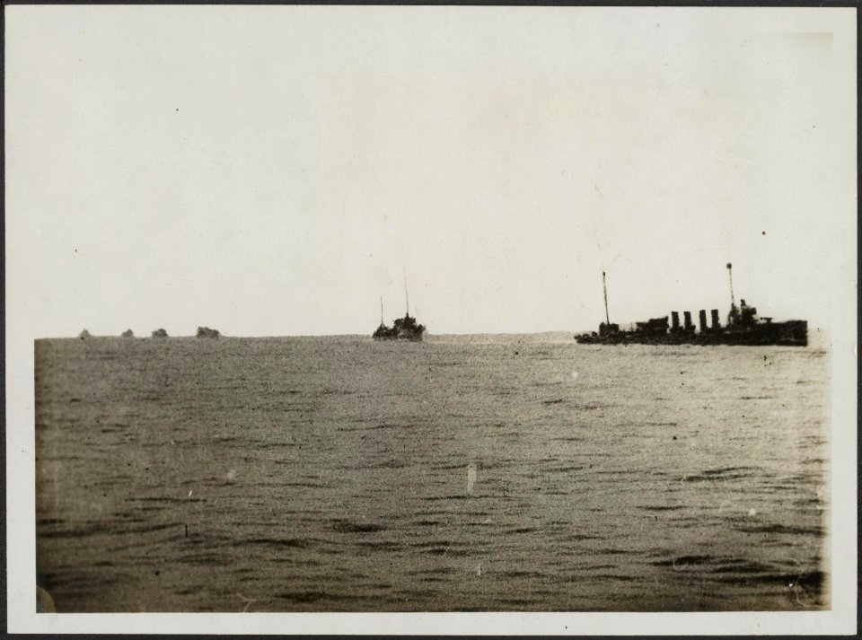 In single line ahead approaching Harbour, Bestanddeelnr 158-1926