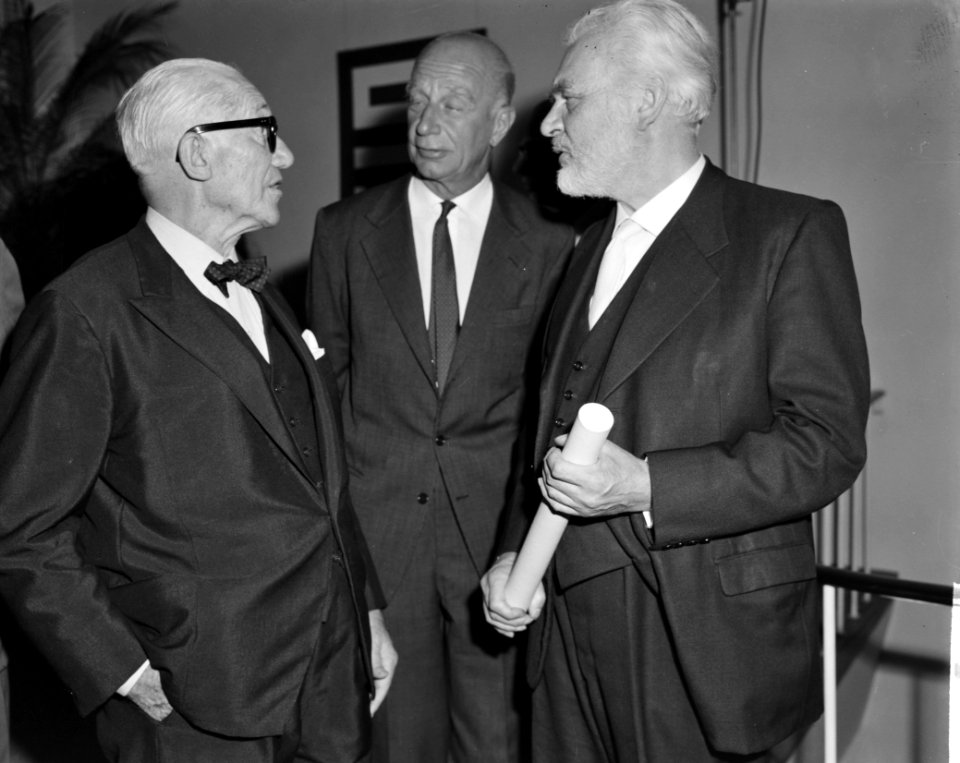 In Stedelijk Museum Sikkensprijzen uitgereikt, rechts kunstenaar Livinus van de , Bestanddeelnr 916-9292