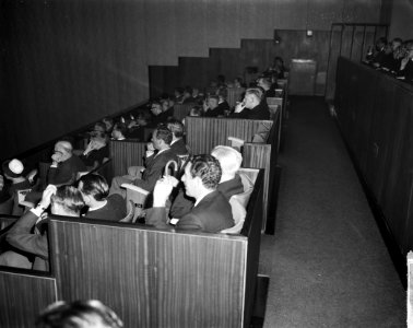 In Theater Du Midi voor de pers en de Amsterdamse geestelijkheid een film vertoo, Bestanddeelnr 915-2488