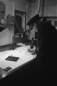 In de kaartenkamer van een Nederlands koopvaardijschip, Bestanddeelnr 935-2941