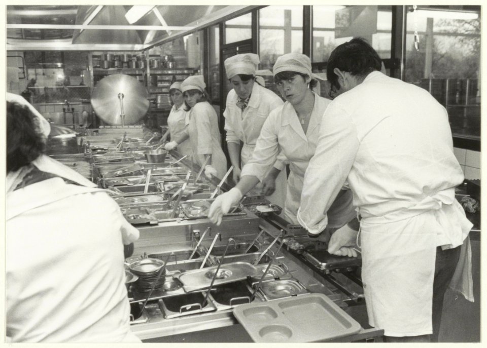 In de keuken van het Reinaldahuis, NL-HlmNHA 54013105