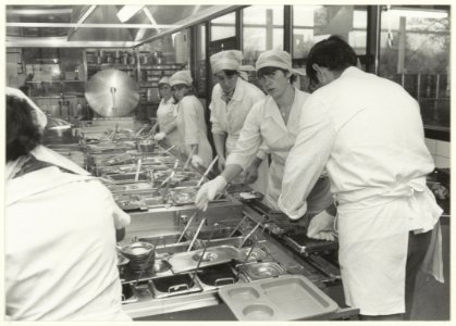 In de keuken van het Reinaldahuis, NL-HlmNHA 54013105