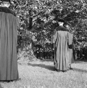 In de Hortus zingt een vrouwenkoor terwijl hoogleraren rond een beuk luisteren, Bestanddeelnr 900-7947
