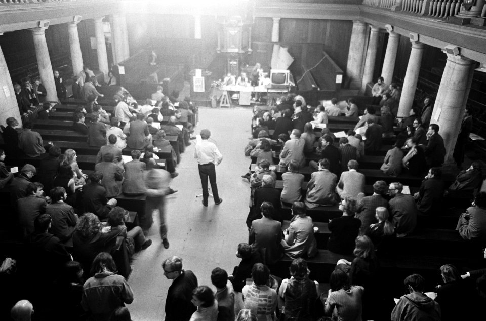In de hal van het Maagdenhuis treft men voorbereidingen voor de nacht aula, Bestanddeelnr 922-4230