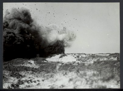 In de duinen tussen Zandvoort en IJmuiden is men bezig mijnen en bunkers van de, Bestanddeelnr 120-1038