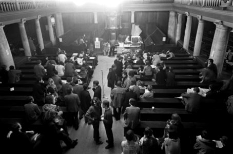 In de hal van het Maagdenhuis treft men voorbereidingen voor de nacht aula, Bestanddeelnr 922-4220