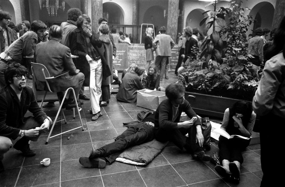 In de hal van het Maagdenhuis treft men voorbereidingen voor de nacht, Bestanddeelnr 922-4215