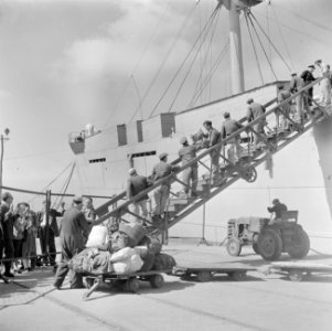 In de haven van Haifa wordt de bagage van de emigranten (oliem) van boord van he, Bestanddeelnr 255-1134