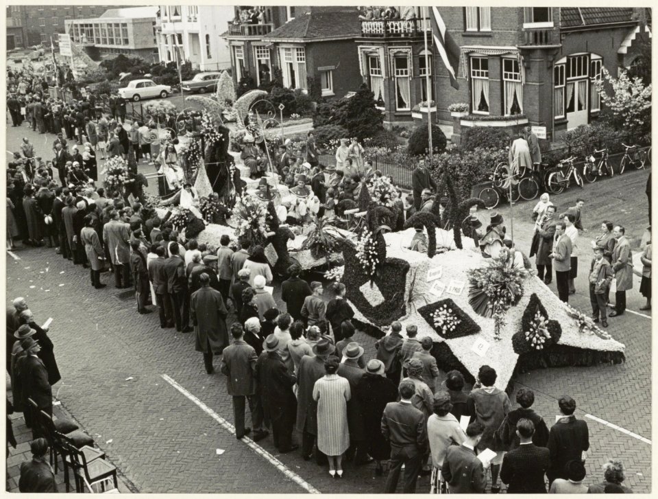 In de Hoofdstraat van Sassenheim staan veel mensen naar het bloemencorso te kijken