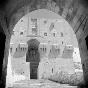 In de citadel van Aleppo Zicht op de hoofdpoort vanuit een binnenplaats, Bestanddeelnr 255-5951