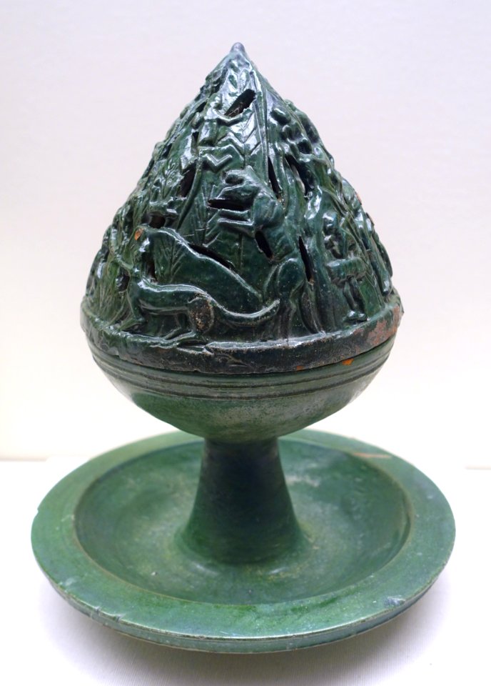 Incense burner (boshanlu), China, Shaanxi or Henan province, Eastern Han dynasty, 1st or 2nd century AD, lead-glazed earthenware - Ethnological Museum, Berlin - DSC02180