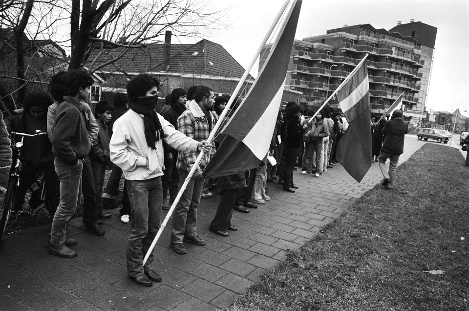 In Nederland ondergedoken Zuid Molukker Sahalessy meldt zich bij vreemdelingenpo, Bestanddeelnr 929-5411