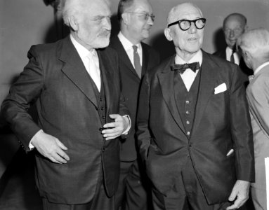 In Stedelijk Museum Sikkensprijzen uitgereikt, rechts architect Le Corbusier, li, Bestanddeelnr 916-9289