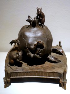 Incense burner in the shape of pomegranate with mice, Japan, Meiji period, bronze - Linden-Museum - Stuttgart, Germany - DSC03484