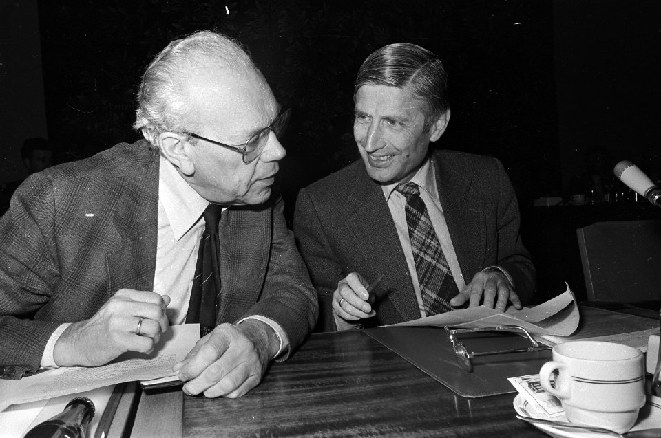 In SER gebouw in Den Haag regering, vakbonden en werkgevers over arbeidsovereenk, Bestanddeelnr 931-1434