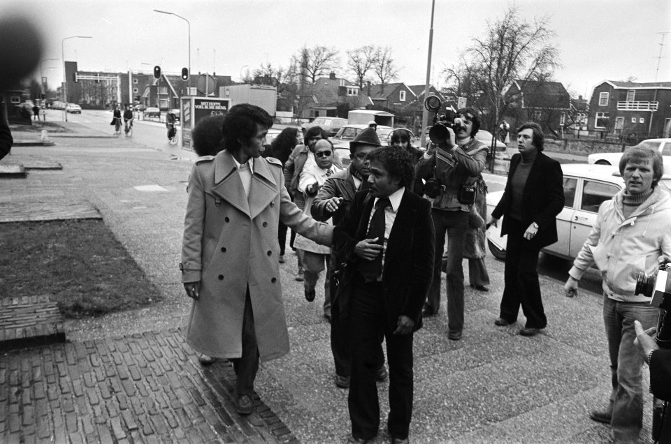 In Nederland ondergedoken Zuid Molukker Sahalessy meldt zich bij vreemdelingenpo, Bestanddeelnr 929-5415