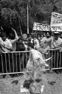 In ons land verblijvende Sikhs protesteren in Den Haag pop Indira Gandhi wordt, Bestanddeelnr 932-9963