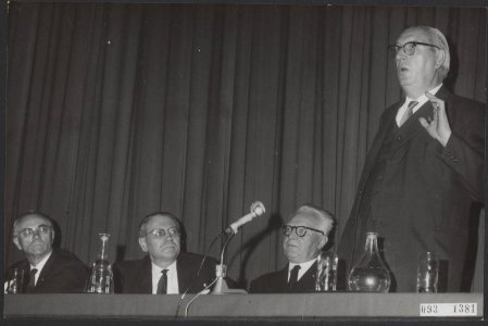 In de zaal van de Residence Palalce werd de Prijs der Nederlandse Letteren 1965 , Bestanddeelnr 093-1381