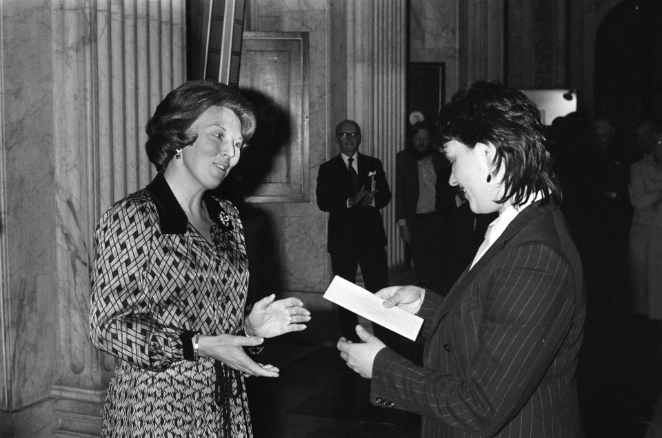 In Paleis op de Dam in A'dam Beatrix prijzen uitgereikt aan door Koninklijke jur, Bestanddeelnr 931-1709