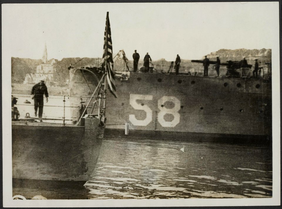 In Queenstown Harbour, Bestanddeelnr 158-2428