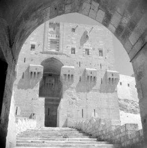 In de citadel van Aleppo Zicht op de hoofdpoort vanuit een binnenplaats, Bestanddeelnr 255-5952
