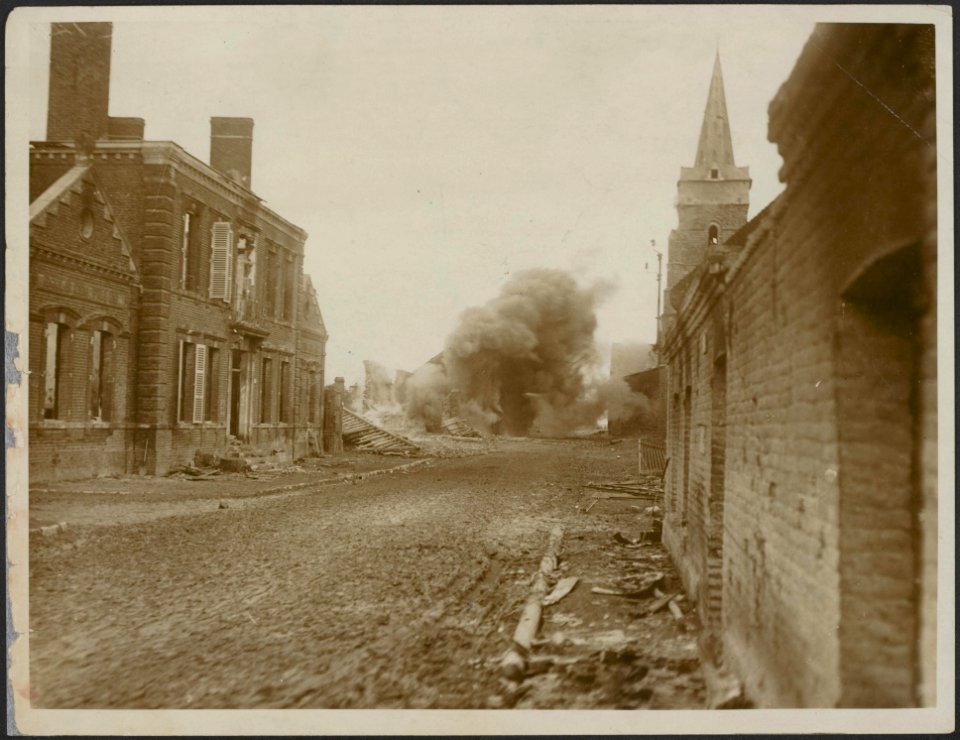 In the trail of the Hun. A house set on fire by the Germans as they were driven , Bestanddeelnr 158-1680