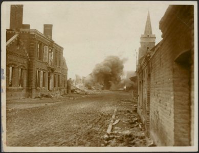 In the trail of the Hun. A house set on fire by the Germans as they were driven , Bestanddeelnr 158-1680