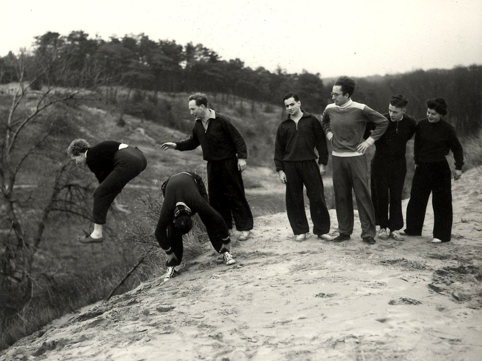 In de duinen bij het C.I.O.S. krijgt elke zaterdam om de 14 dagen de Nederlandse skiploeg een droog- en conditie-traning. Aangekocht in 1977 van fotograaf C. de Boer. Identificatienummer 54-004297, NL-HlmNHA 1478 25900 K 38