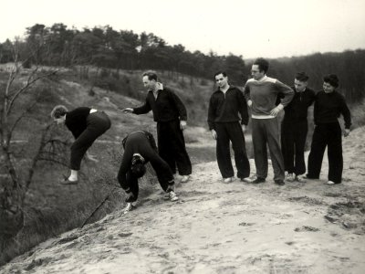 In de duinen bij het C.I.O.S. krijgt elke zaterdam om de 14 dagen de Nederlandse skiploeg een droog- en conditie-traning. Aangekocht in 1977 van fotograaf C. de Boer. Identificatienummer 54-004297, NL-HlmNHA 1478 25900 K 38