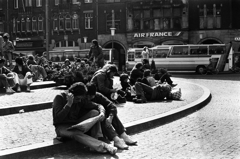 In Amsterdam begint de toeristenstroom voor pasen al op gang te komen, toeristen bij het Monument op de Dam, Bestanddeelnr 931-4295