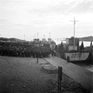 In Den Helder worden de ontwapende Duitse soldaten in LCT boten ingescheept voor, Bestanddeelnr 900-3322