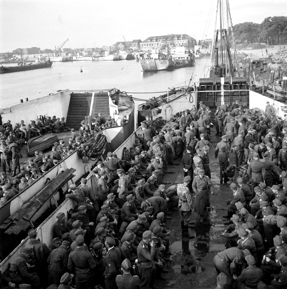 In Den Helder worden de ontwapende Duitse soldaten in LCT boten ingescheept voor, Bestanddeelnr 900-3320