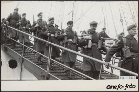 In Rotterdam zijn vandaag Canadese troepen per schip aangekomen op doorreis naar, Bestanddeelnr 049-0314