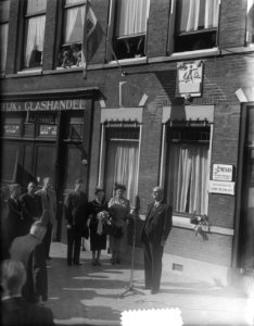 In Schiedam aan de gevel van het pand Lange Kerkstraat 36, het huis waar Jan van, Bestanddeelnr 905-2760